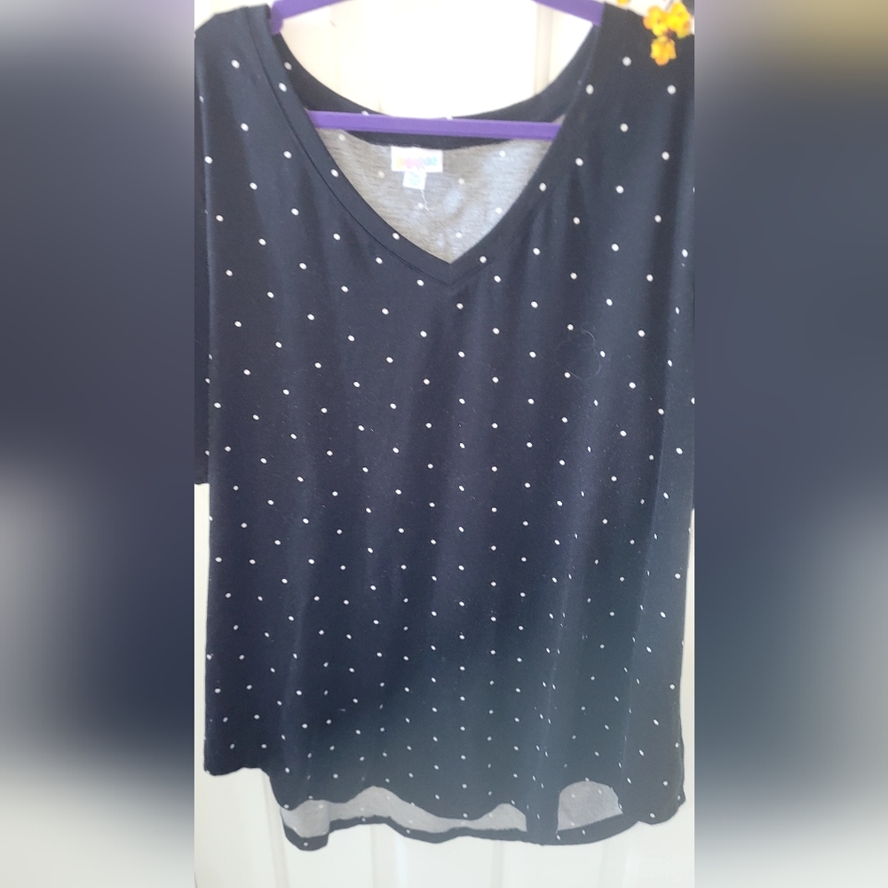 Vet fund sale!! EUC Lularoe Iris v neck tunic tee top black white polka dots 2xl